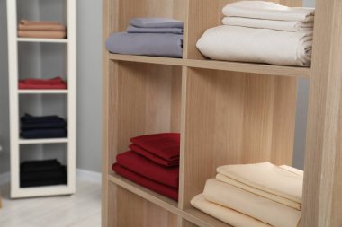 Ev tekstil mağazasında sergilenen farklı renkli çarşaflar