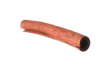 Beyaz üzerine izole edilmiş bir aromatik tarçın çubuğu.