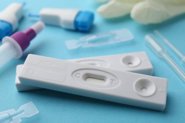 Açık mavi arkaplanda tek kullanımlık test kitleri, yakın plan