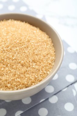 Kahverengi şeker masada, yakın plan.