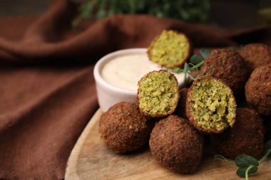 Masada nefis falafel köfteleri ve sos, yakın plan.
