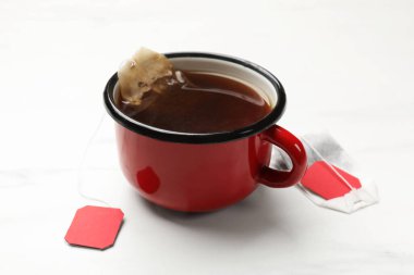 Çay poşeti beyaz masada, yakın plan.