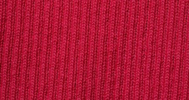 Arka plan olarak yumuşak kırmızı örülmüş kumaş dokusu, üst görünüm