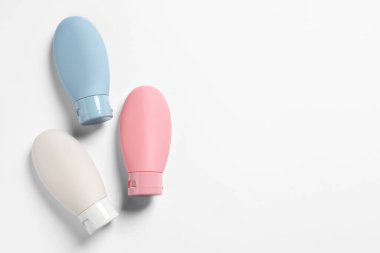 Beyaz arka planda kozmetik seyahat seti, düz yatış. Metin için boşluk