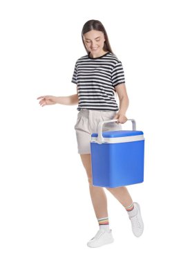 Beyaz tenli, plastik kutulu mutlu genç kadın.