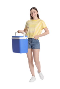 Beyaz tenli, plastik kutulu mutlu genç kadın.