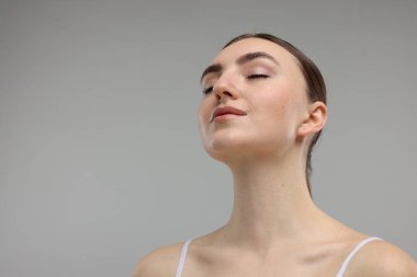 Gri arka planda güzel bir kadının portresi. Metin için boşluk