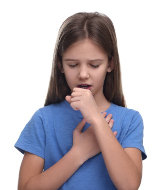 Hasta kız beyaz arka planda öksürüyor. Soğuk belirtileri