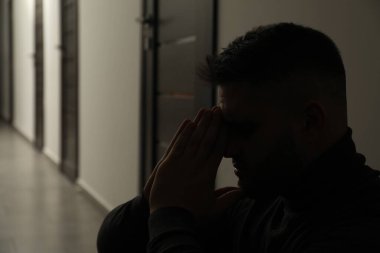 Salondaki üzgün adamın silueti. Metin için boşluk