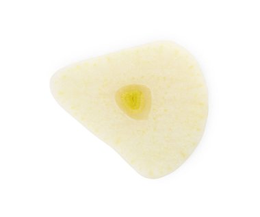 Bir parça taze sarımsak, beyaza izole edilmiş.