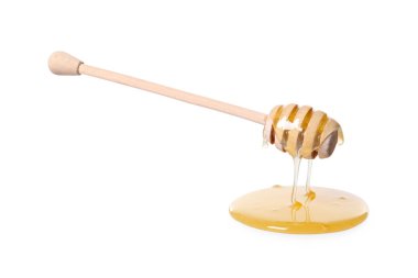 Beyaz arka planda doğal bal damlıyor.