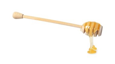 Beyaz arka planda doğal bal damlıyor.