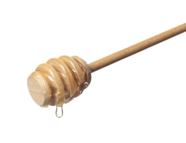 Beyaz arka planda doğal bal damlıyor.