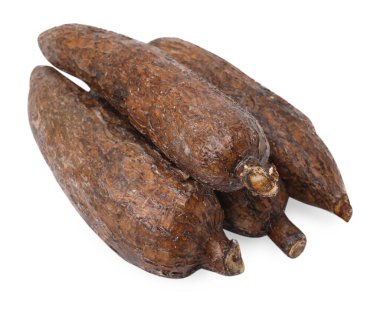 Birçok olgun manyok kökleri beyaza izole edilmiş.