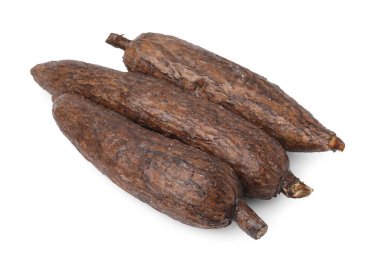 Üç olgun manyok kökü beyaza izole edilmiş.