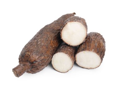 Beyaz üzerine izole edilmiş tüm manyok kökleri.