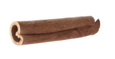 Beyaz üzerine izole edilmiş bir aromatik tarçın çubuğu.