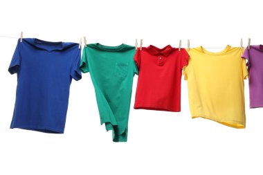 Çamaşır ipinde kurumuş renkli tişörtler beyazda izole edilmiş.