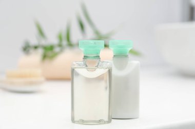 Mini kozmetik ürünleri beyaz masada bulanık arka planda