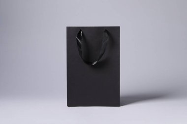 Açık gri arkaplanda siyah kağıt çanta