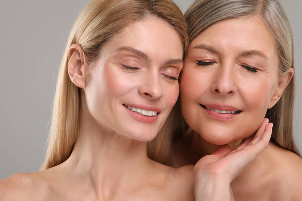 Красивые женщины со здоровой кожей на сером фоне