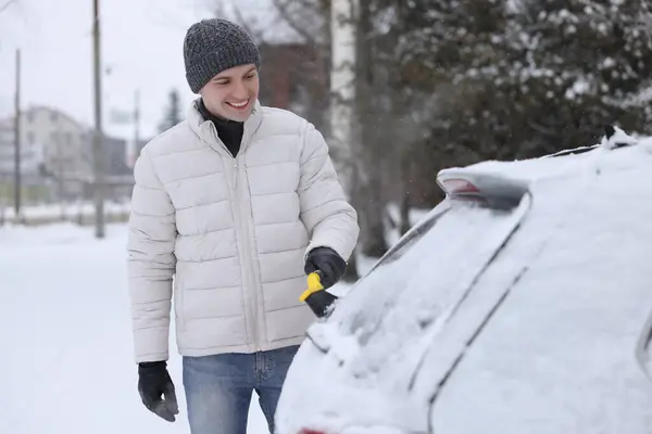 Człowiek Czyszczący Śnieg Okien Samochodu Zewnątrz — Zdjęcie stockowe