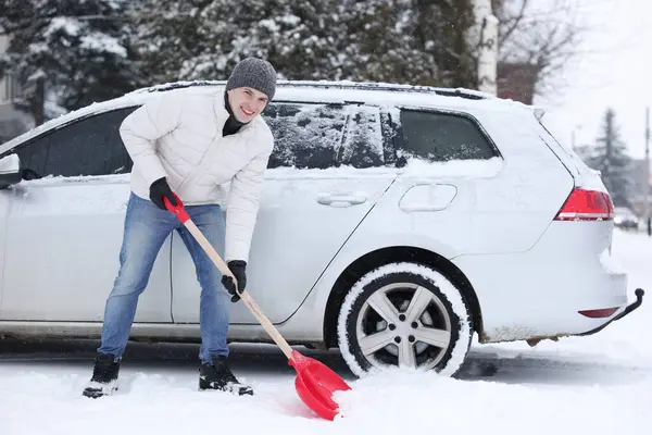 Mężczyzna Usuwający Śnieg Łopatą Pobliżu Samochodu Zewnątrz — Zdjęcie stockowe