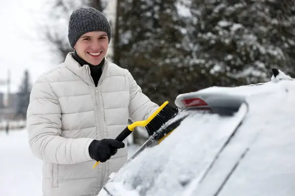 Mann Räumt Schnee Aus Autoscheibe — Stockfoto