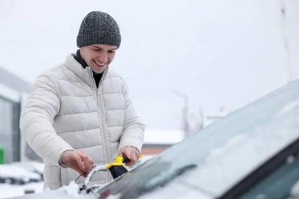 Człowiek Czyszczący Śnieg Przedniej Szyby Samochodu Zewnątrz Miejsce Tekst — Zdjęcie stockowe
