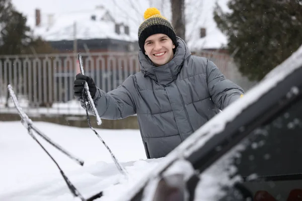 Szczęśliwy Człowiek Czyszczenia Śniegu Samochodu Zewnątrz — Zdjęcie stockowe