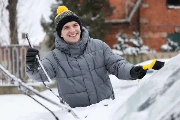 Mann Räumt Schnee Von Autoscheibe Freien — Stockfoto