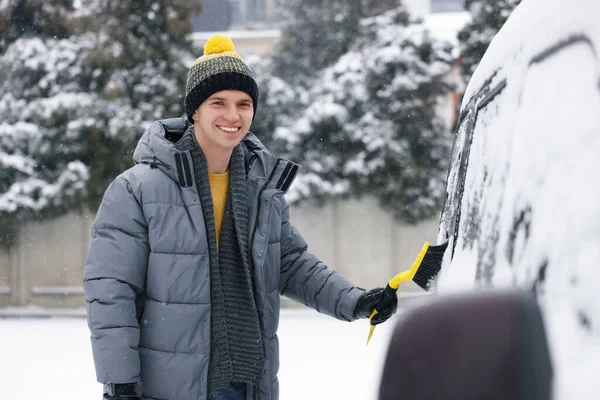 Człowiek Czyszczący Śnieg Okien Samochodu Zewnątrz — Zdjęcie stockowe