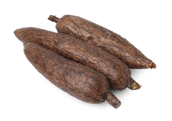 Üç olgun manyok kökü beyaza izole edilmiş.