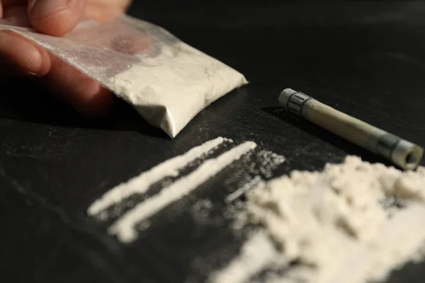 Drogadicción Hombre Con Cocaína Billete Dólar Enrollado Mesa Textura Oscura —  Fotos de Stock