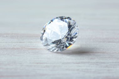 Açık ahşap masada güzel, parlak elmas