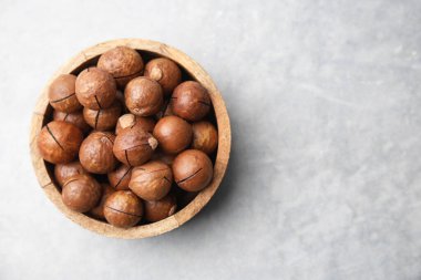 Açık gri masada kasede fındıklar, üst manzara. Metin için boşluk