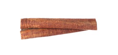 Beyaz üzerine izole edilmiş bir aromatik tarçın çubuğu.