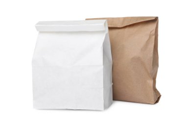 Beyaza izole edilmiş iki farklı kese kağıdı.