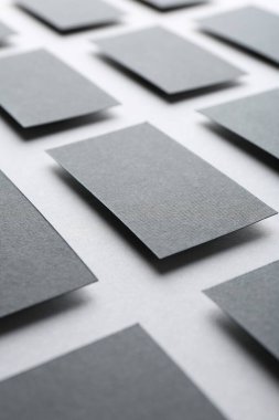 Açık arkaplanda boş siyah kartvizitler, yakın plan. Tasarım için model