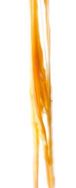 Lezzetli eritilmiş peynir beyazın üzerinde izole edilmiş.