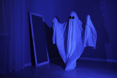 Ürkütücü hayalet. Mavi ışıkla kaplanmış kadın