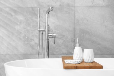 Banyodaki küvette banyo aksesuarları, mesaj atmak için yer.