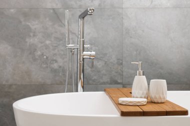 Banyodaki küvette banyo aksesuarları, mesaj atmak için yer.