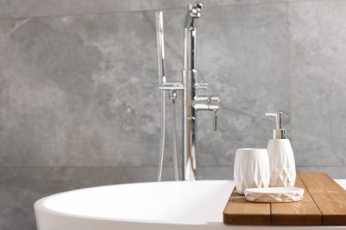 Banyodaki küvette banyo aksesuarları, mesaj atmak için yer.