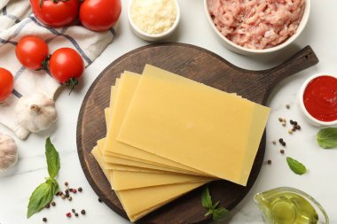 Lazanya malzemeleri beyaz mermer masa üzerinde, düz yatıyordu.