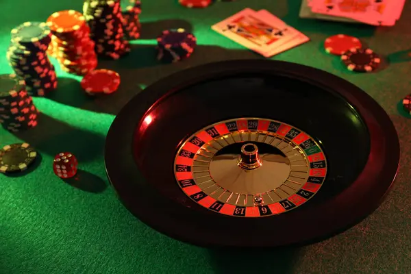 ボールとルーレットホイール グリーンテーブルのトランプとチップ カジノゲーム — ストック写真