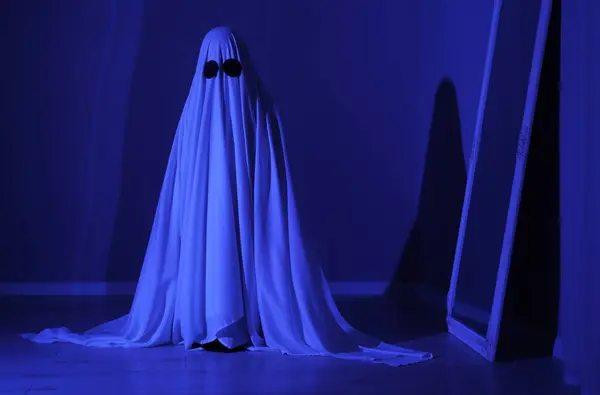 Fantôme Effrayant Femme Recouverte Drap Lumière Bleue — Photo