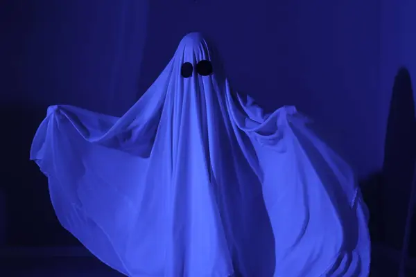 Fantôme Effrayant Femme Recouverte Drap Lumière Bleue — Photo