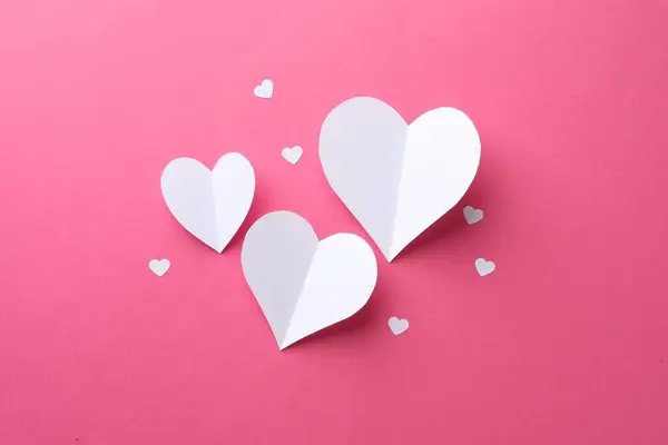 Λευκές Χάρτινες Καρδιές Ροζ Φόντο Επίπεδο Lay — Φωτογραφία Αρχείου