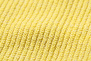 Arka plan olarak yumuşak sarı kumaşın dokusu, yakın plan